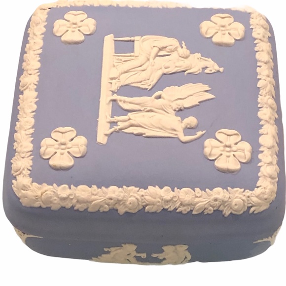 WEDGWOOD JASPERWARE BLUE SQUARE TRINKET BOX WITH LID - Picture 7 of 16